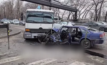 Жантүршігерлік жол апаты: Алматыда 20 жастағы жүргізуші қаза тапты