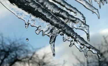 В ВКО на пенсионерку с крыши рухнули пласты льда