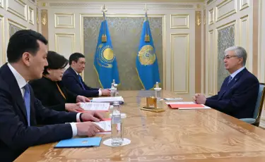 Президент провел рабочую встречу с руководством Конституционной комиссии