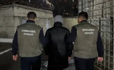 Навязчиво преследовали: в Шымкенте арестовали двоих мужчин (видео)
