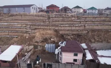 В селе Бесагаш Алматинской области сошел оползень и накрыл дворы частных домов