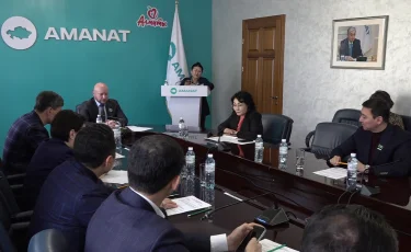AMANAT партиясы депутаттары Ата Заңның жобасын талдады
