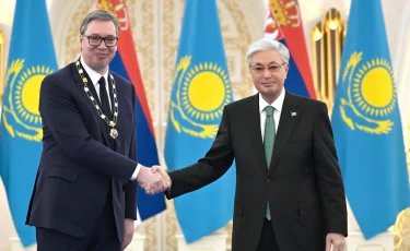 Глава государства наградил Президента Сербии орденом «Алтын Қыран»