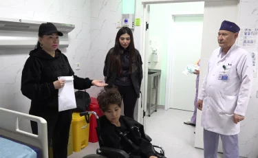 Таиландта аяғынан айырыла жаздаған балаға елге ота жасалды