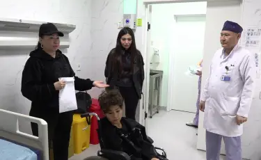 Таиландта аяғынан айырыла жаздаған балаға елге ота жасалды