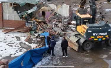 В Алматы сносят незаконную автомойку
