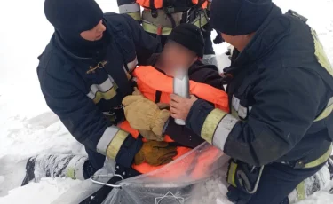 В Риддере спасли рыбака, оказавшегося на тонком льду