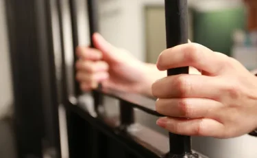 Невиновен, но под стражей: казахстанец потребовал 19 млн тенге