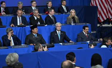 Президент Бейбітшілік кеңесінің алғашқы отырысына қатысып жатыр