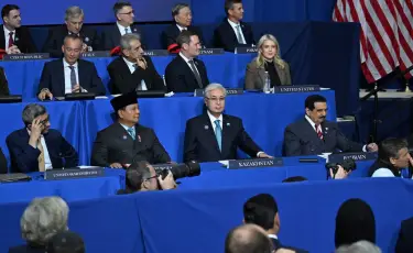 Президент Бейбітшілік кеңесінің алғашқы отырысына қатысып жатыр