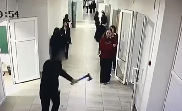 Екеуі жарақат алды: Құлсарыда оқушы сыныптастарына балтамен шабуыл жасаған