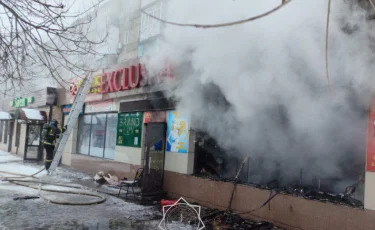 В Сатпаеве десять человек спасены из горящего магазина