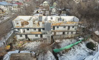 В Алматы этаж жилого дома снесли по решению суда