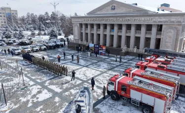 Современные пожарные машины и катера передали спасателям области Жетысу