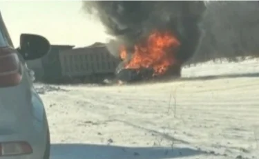 Жүргізуші көз жұмды: СҚО-да жұк көлігімен соқтығысқан жеңіл көлік өртеніп кетті