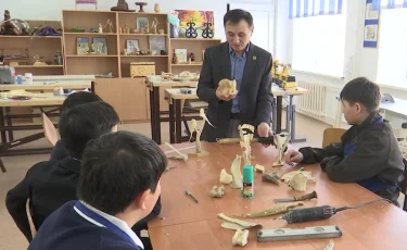 Ремесло по наследству: учитель технологии возрождает резьбу по кости