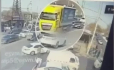 Алматыда жүк көлігі ер адамды қағып кетті