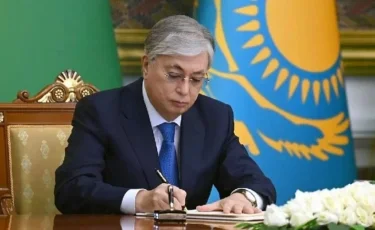 Глава государства наградил одного из первых руководителей пресс-службы Президента РК