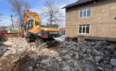В Алматы снесли хозяйственную постройку
