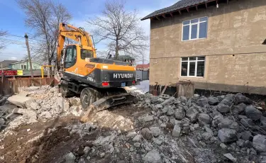 В Алматы снесли хозяйственную постройку