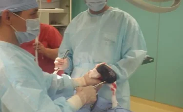 В желудке пациентки несколько лет находился волосяной ком — в ГКБ №4 провели сложную операцию