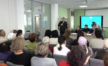 Алаяқтардың айласы: Алматыда зейнеткерлерге түсіндіру жұмыстары жүргізілді