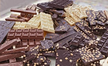 Вынес из магазина: астанчанин украл и распродал плитки шоколада (видео)