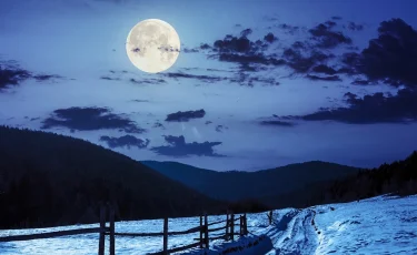 Кровавая, голубая, земляничная: почему у спутника Земли столько имен