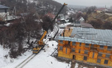 Незаконный трехэтажный объект сносят в предгорье Алматы