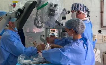 В Алматы пациенту с многолетней хронической болью провели уникальную операцию