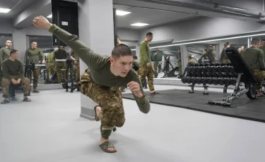 Призер чемпионата мира по конькобежному спорту проходит срочную службу в Алматинском гарнизоне