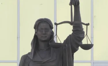 Жылу батареясына баласын байлап,  ұрған әйелге қатысты сот шешім шығарды