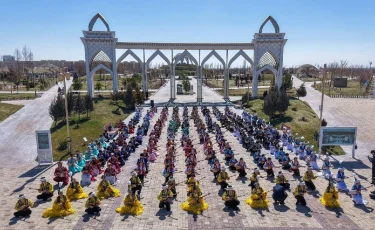 Жарты миллион бала бір мезгілде көпшілікке танымал күйлерді орындады