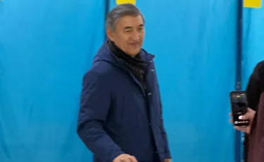 Интеллигенция делает выбор: Кенжехан Матыжанов проголосовал на референдуме в Алматы