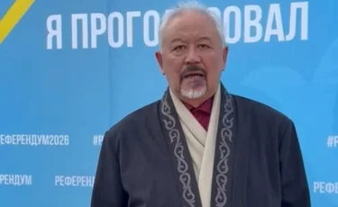 Поэт Адильгазы Кайырбеков одним из первых проголосовал на референдуме в Алматы