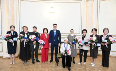 Дархан Сатыбалды вручил государственные награды в преддверии Международного женского дня в Алматы