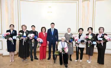 Дархан Сатыбалды вручил государственные награды в преддверии Международного женского дня в Алматы