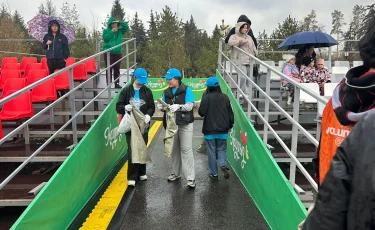 Волонтёры Алматы провели уборку площади Астана после праздничного концерта