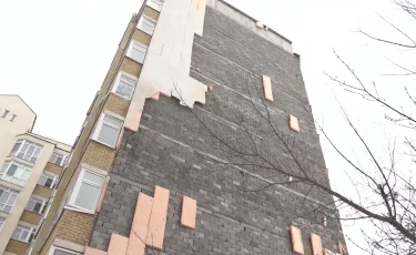 Астанада көпқабатты тұрғын үй қабырғасының қаптамасы опырылып түсті