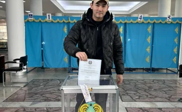 Певца Куандыка Рахыма заметили на участке для голосования в Алматы