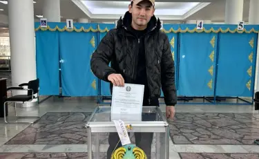 Певца Куандыка Рахыма заметили на участке для голосования в Алматы