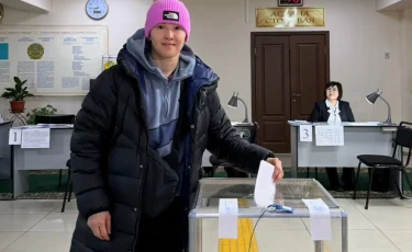 Бронзовый призёр Олимпийских игр в Париже Назым Кызайбай проголосовала на референдуме