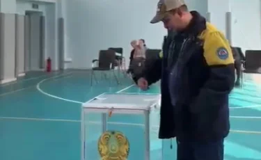 Сотрудники Алматинского метрополитена и члены их семей приняли участие в референдуме