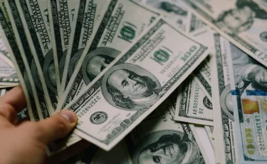 Пятится назад: что происходит с долларом в Казахстане