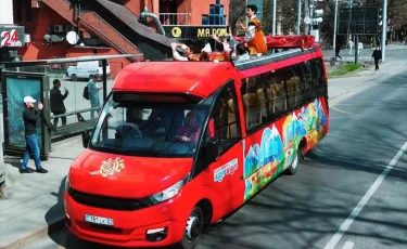 Алматы көшелерінде этноансамбль өнер көрсеткен музыкалық автобус жүріп өтті