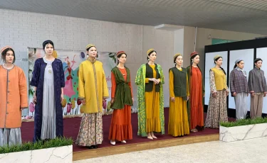 В Алматы прошли модные показы ко Дню национальной одежды