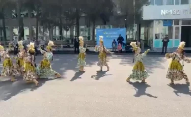 Первая половина дня референдума в Алматы: супергерои, национальные костюмы и ростовые куклы