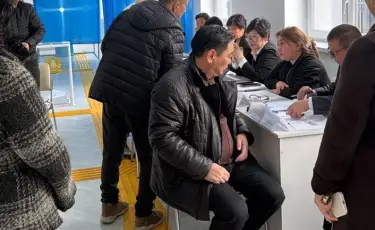 Горожане идут голосовать: на избирательных участках Алматы выстроились очереди