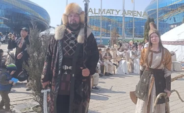 Алматы Аренадағы Наурызда келген қонақтарды алып батырлар қарсы алды