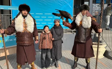 Алматының Наурызбай ауданындағы референдум учаскесіне батырлар келді